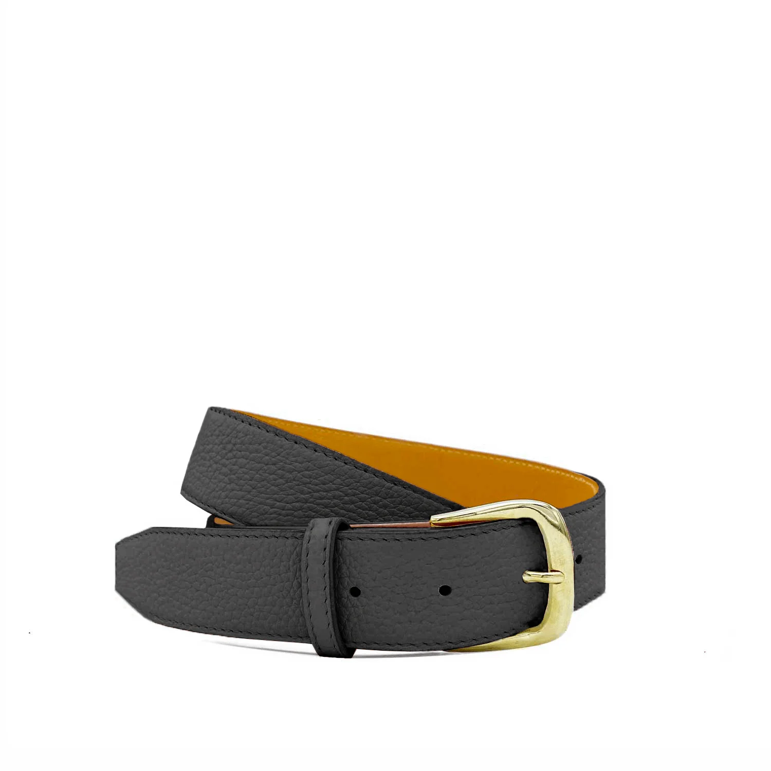 Une ceinture en cuir noir avec une boucle dorée, enroulée et placée sur un fond blanc.