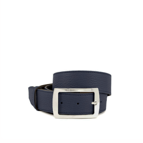 Ceinture en cuir bleu foncé avec une boucle rectangulaire argentée, enroulée en spirale sur un fond blanc.