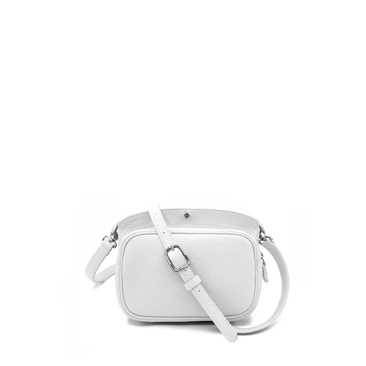 Un petit sac à bandoulière en cuir blanc avec une bandoulière réglable et une boucle argentée, sur fond blanc uni.