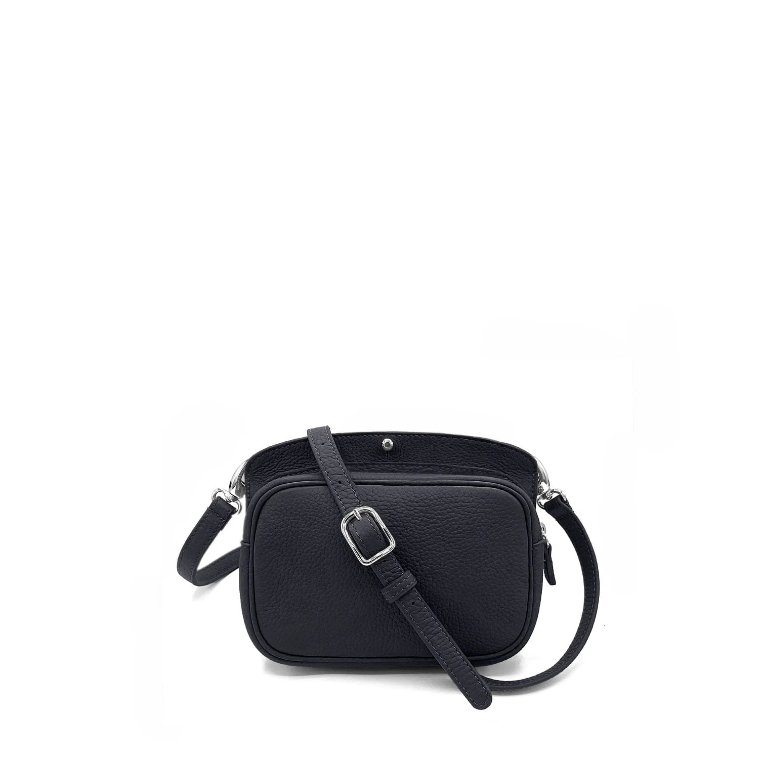 Sac bandoulière en cuir noir avec bandoulière réglable et accessoires argentés, sur fond blanc uni.