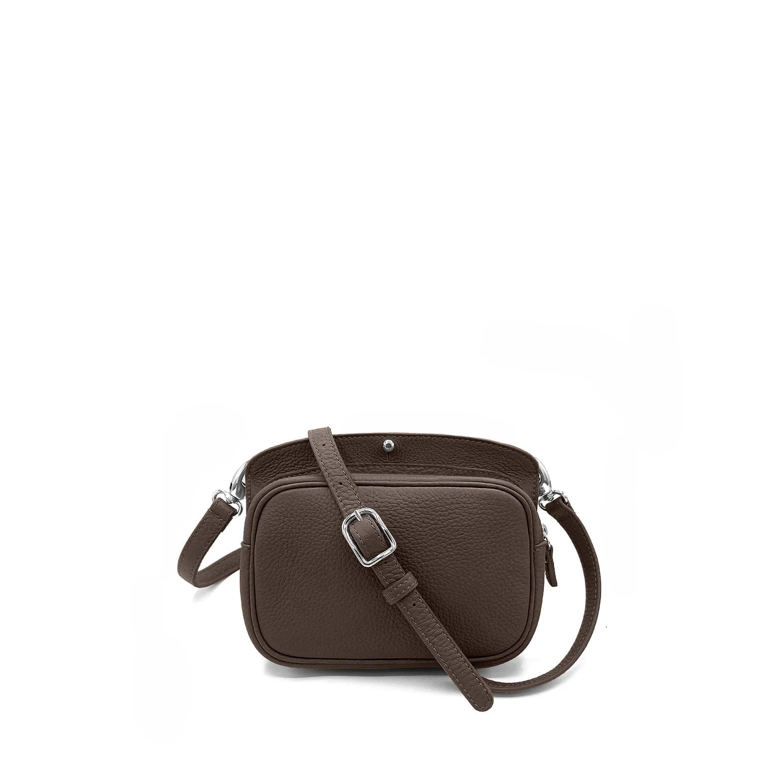 Un petit sac à bandoulière en cuir avec une bandoulière réglable et une boucle argentée, présenté sur un fond blanc uni.