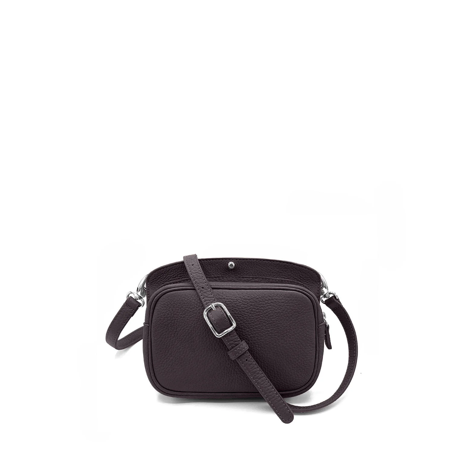 Un petit sac bandoulière noir de forme rectangulaire, avec bandoulière réglable et boucle argentée sur fond blanc uni.