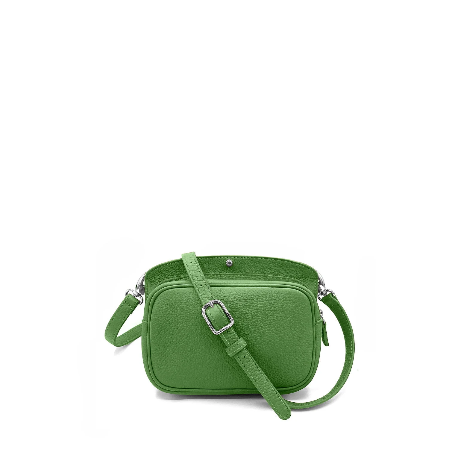 Un petit sac à bandoulière en cuir vert avec une bandoulière réglable et des accessoires argentés, sur fond blanc uni.
