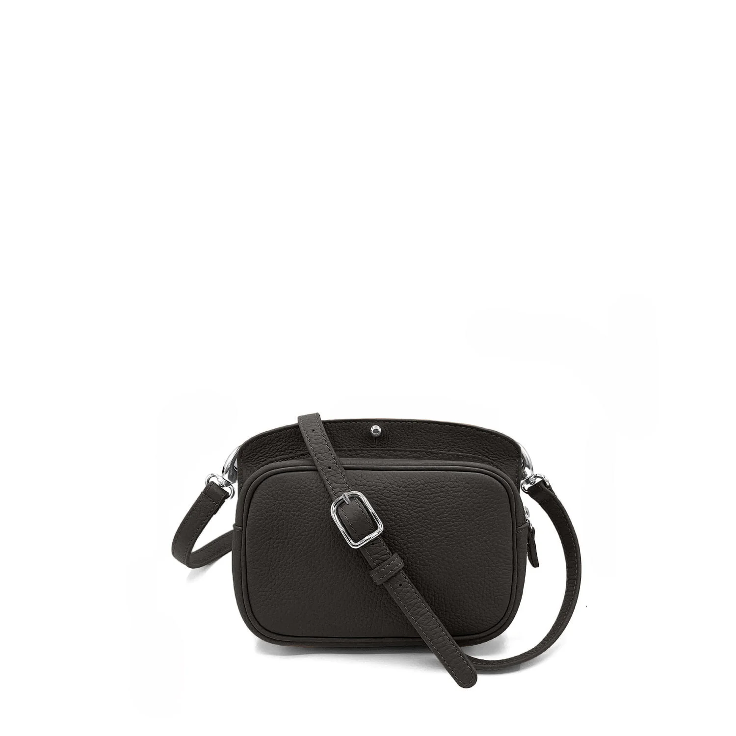 Le sac bandoulière en cuir noir MAE est doté d'une bandoulière réglable et d'une élégante boucle argentée, sur fond blanc uni.