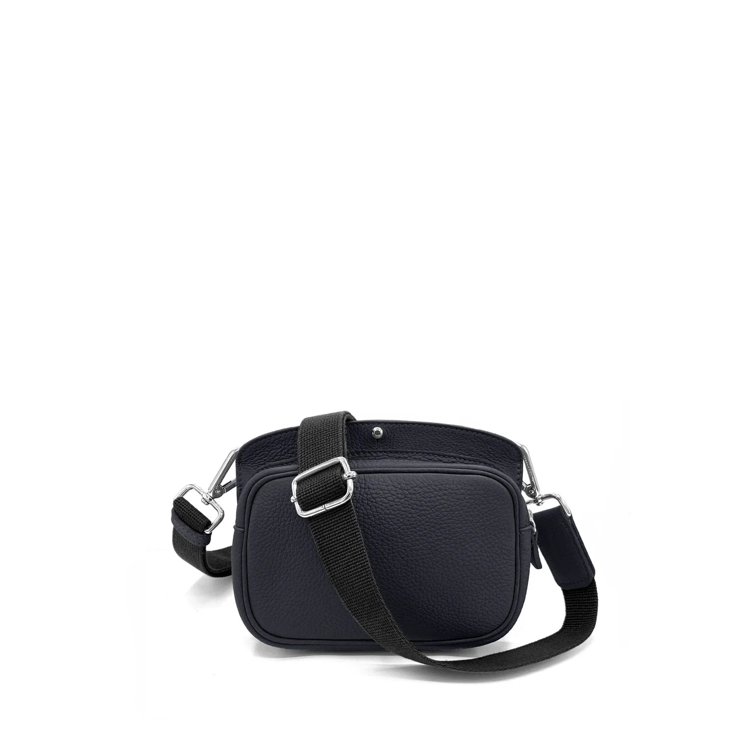 Le MAE Sangle est un sac bandoulière en cuir noir doté d'une bandoulière réglable et d'accessoires argentés, élégamment présentés sur un fond blanc uni.