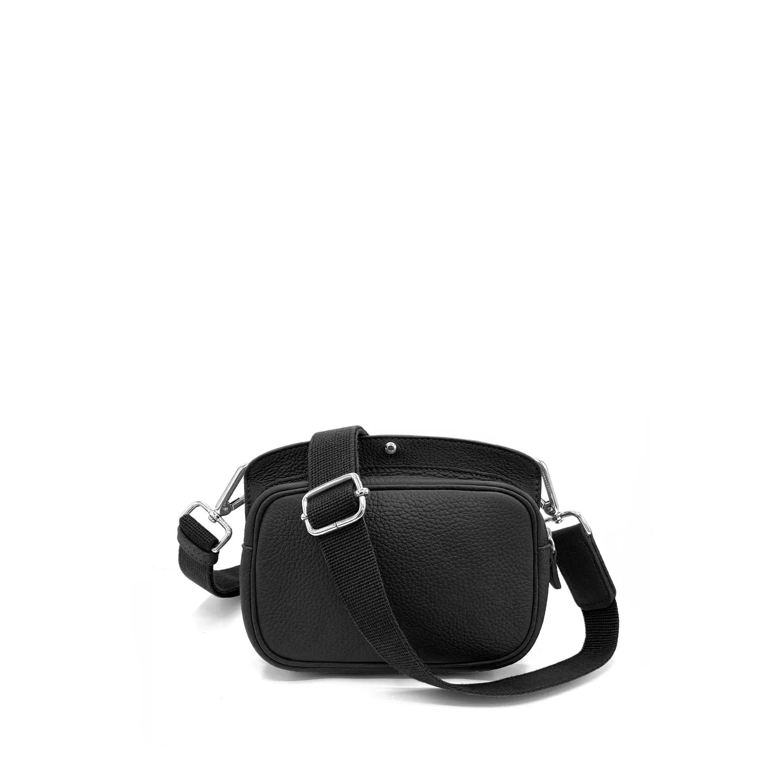 Le MAE Sangle est un petit sac à bandoulière en cuir noir doté d'une bandoulière réglable et d'accessoires argentés.