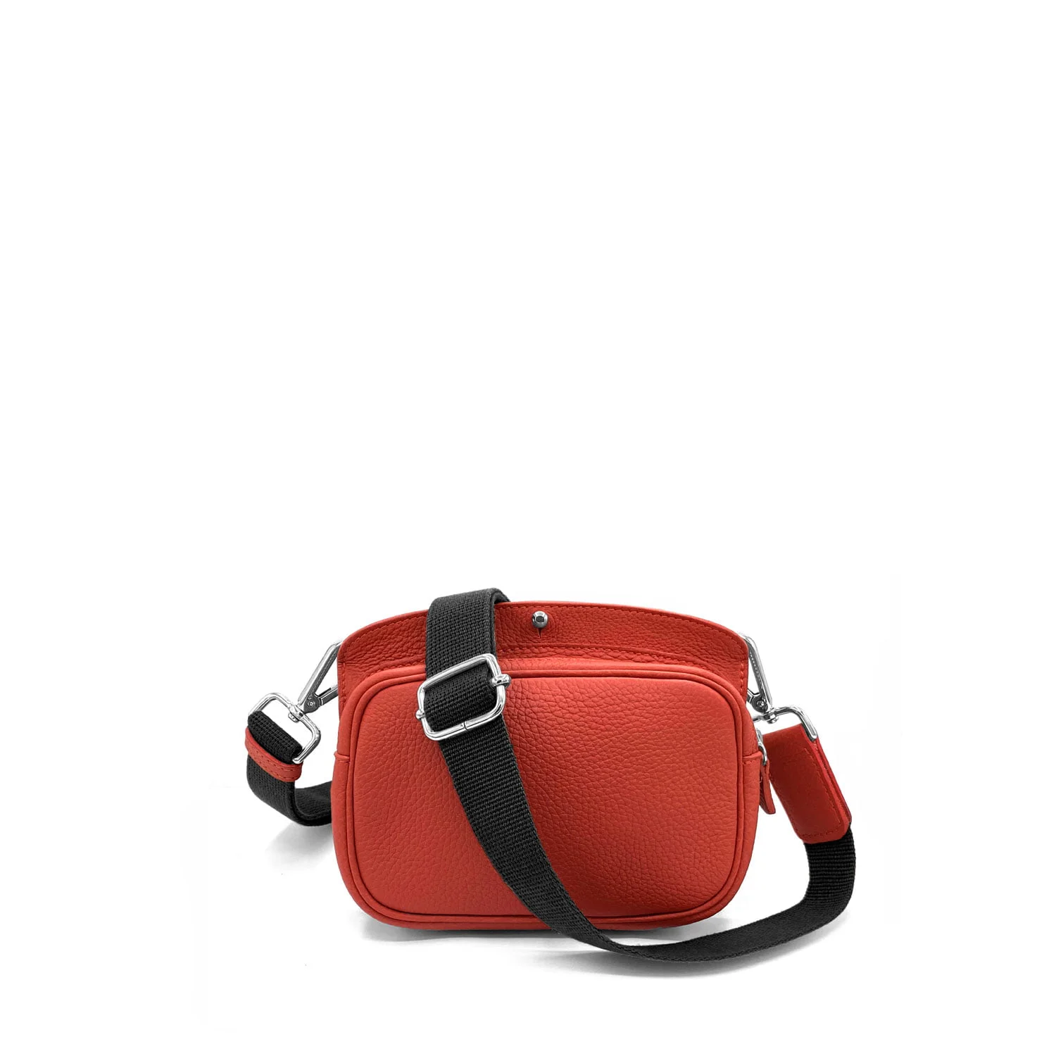 Le MAE Sangle est un petit sac à bandoulière en cuir rouge doté d'une bandoulière réglable noire et d'accessoires argentés, affichés sur un fond blanc.