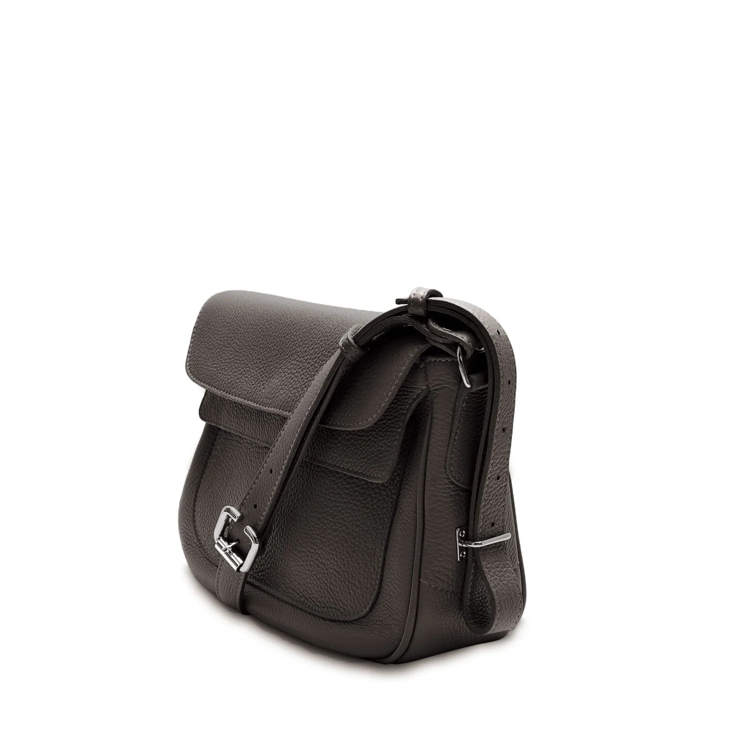 Sac à bandoulière en cuir foncé avec rabat avant, bandoulière réglable et boucles argentées, vu de côté.