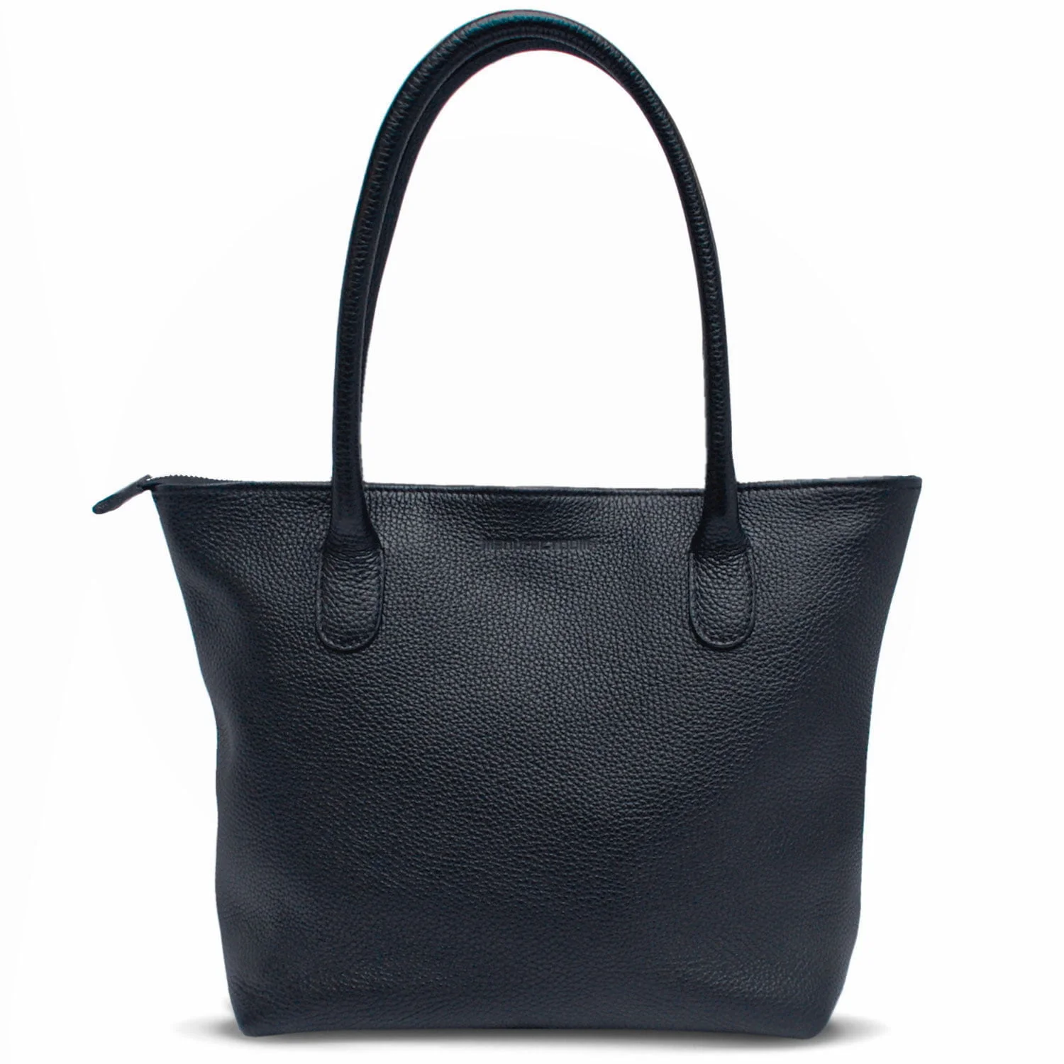 Un sac à main en cuir noir avec deux poignées et une fermeture zippée sur un fond blanc uni.