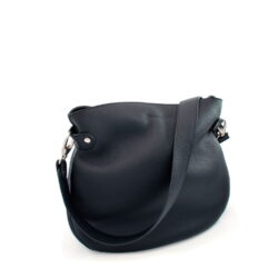 Un sac à bandoulière en cuir noir avec une forme incurvée et une quincaillerie argentée sur fond blanc.