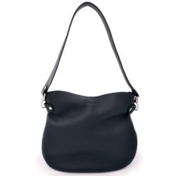 Sac à main en cuir noir avec une bandoulière courte et des fermoirs argentés, présenté sur un fond blanc.