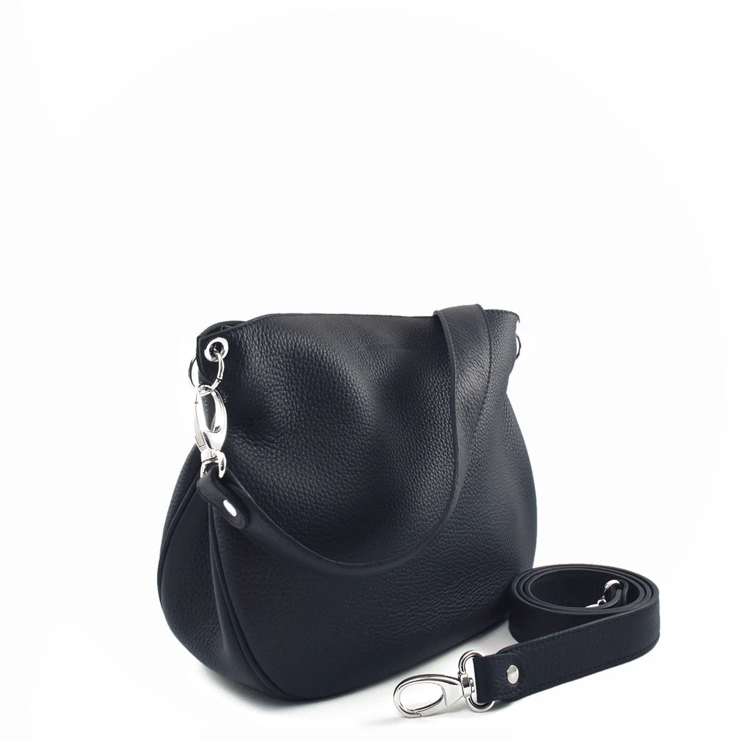 Un sac à main en cuir noir avec une bandoulière amovible et du matériel argenté, positionné sur un fond blanc.