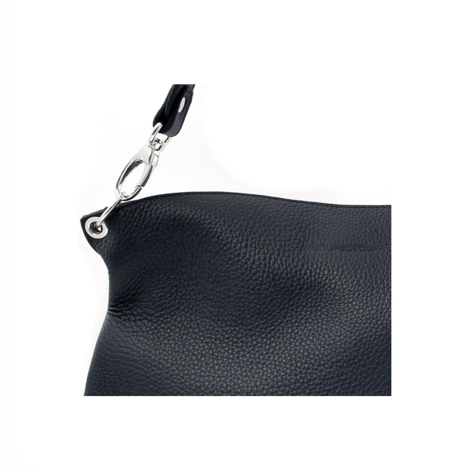 Gros plan d'un sac à main en cuir noir texturé avec un fermoir en métal attaché à une sangle.