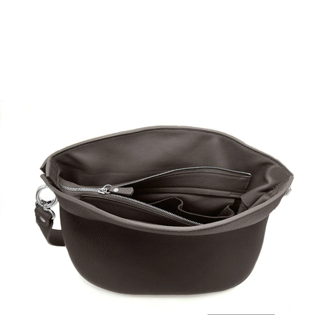 Sac à main en cuir noir avec un dessus ouvert, montrant plusieurs compartiments intérieurs et une fermeture éclair argentée.