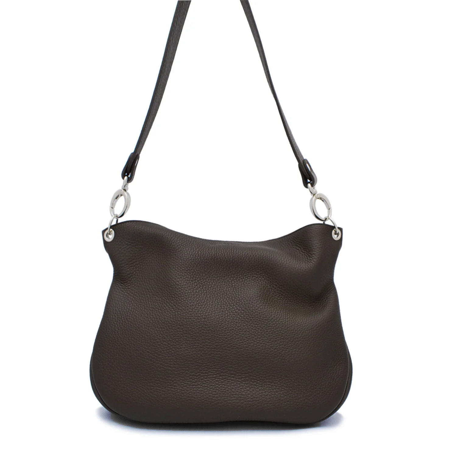 Un sac à bandoulière en cuir marron avec des anneaux argentés et une seule bandoulière.