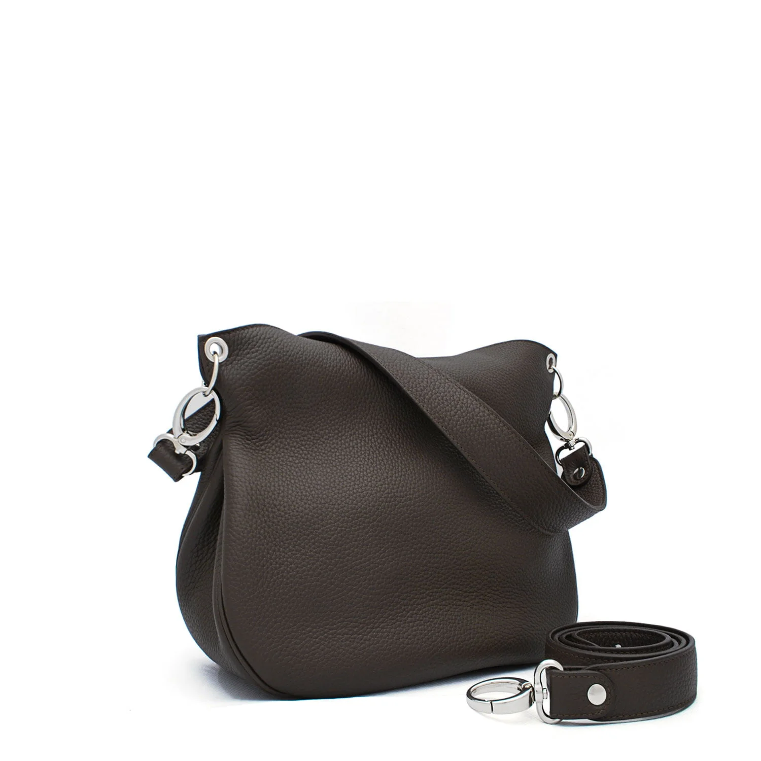 Sac à main en cuir gris foncé avec bandoulière amovible et accessoires argentés, positionné sur un fond blanc uni.