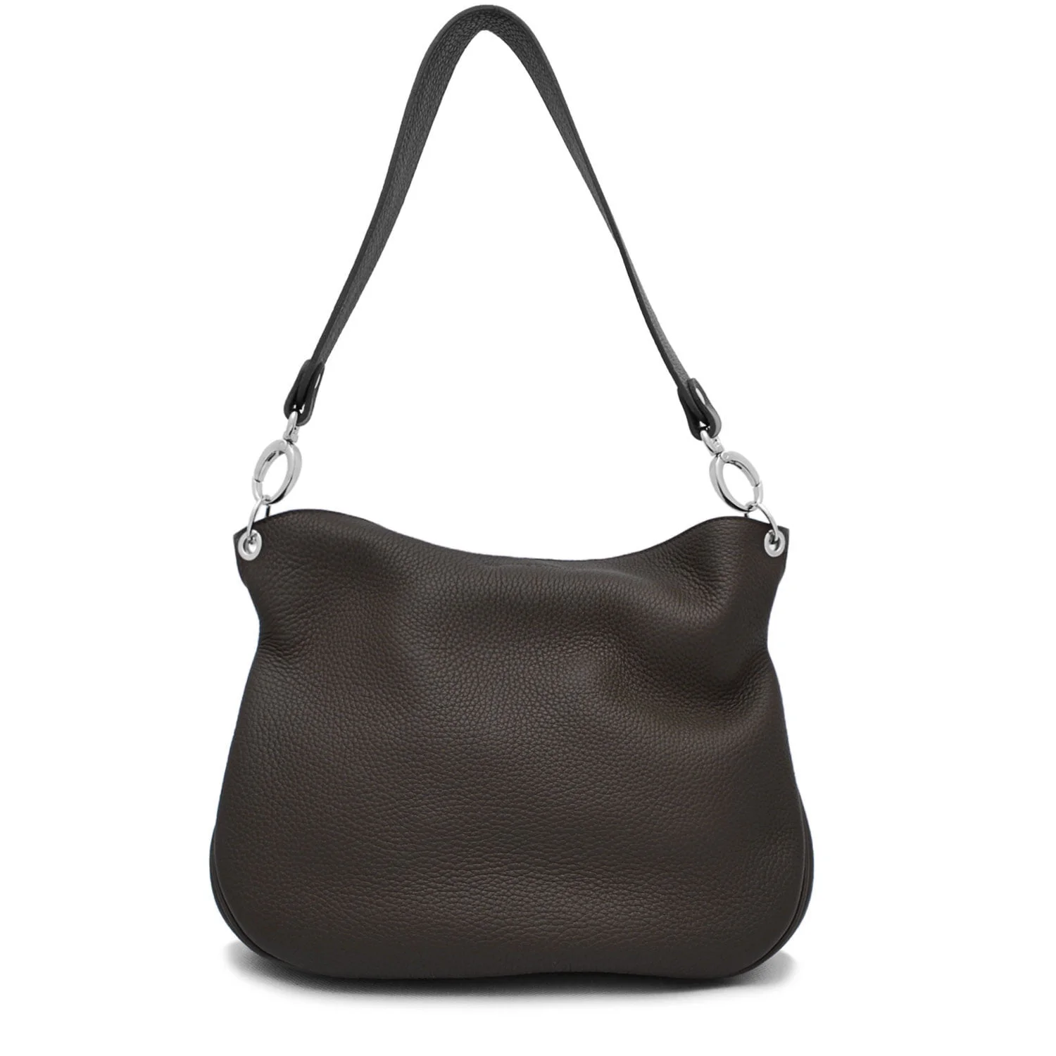 Un sac à main en cuir marron foncé avec une surface texturée et une seule bandoulière, avec des anneaux en métal argenté attachant la bandoulière au sac.