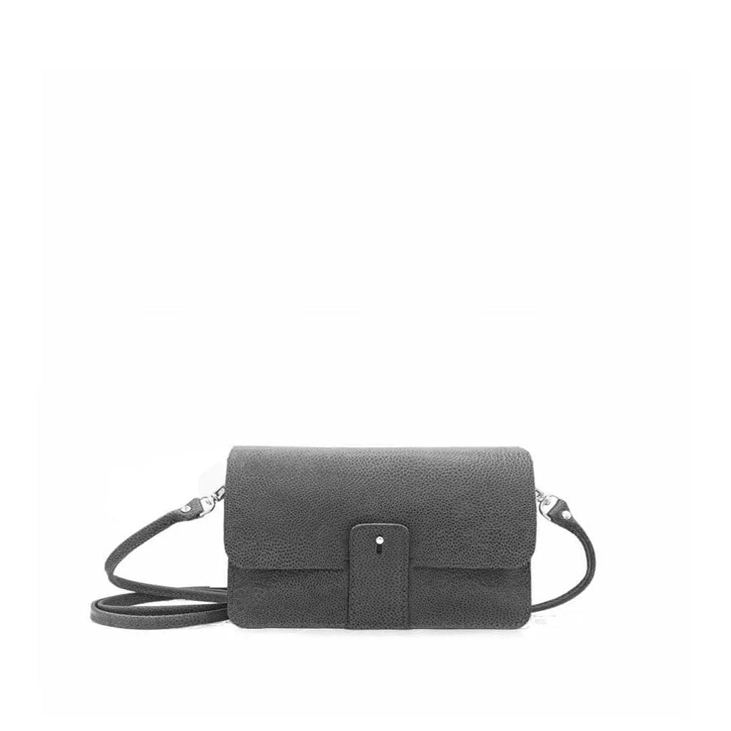 Un petit sac à main rectangulaire en cuir gris foncé avec une bandoulière et une fermeture à rabat sur le devant.