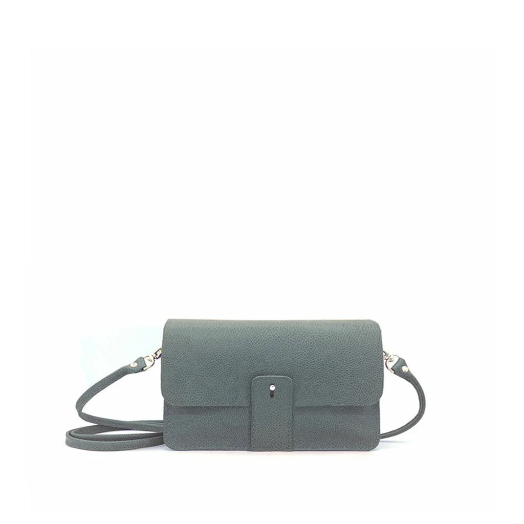Un sac à bandoulière en cuir gris foncé avec une fermeture à rabat et une bandoulière réglable.