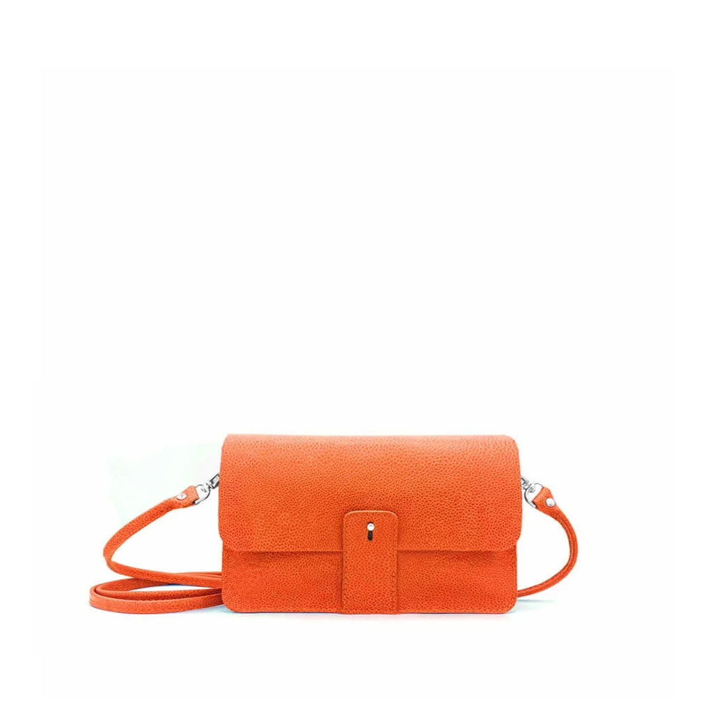 Un sac à bandoulière orange vif avec une surface texturée et une fermeture à rabat sur le devant, reposant sur un fond blanc uni.