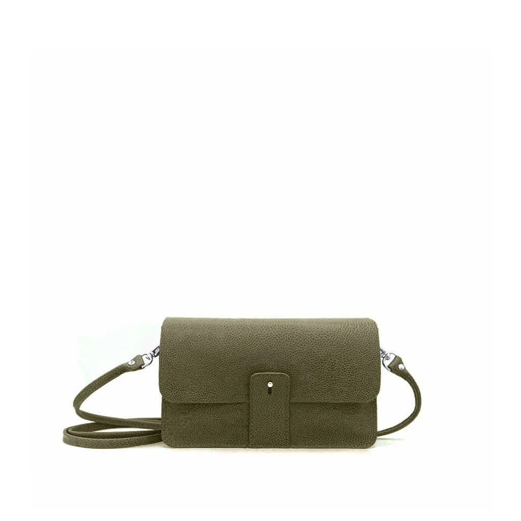 Sac bandoulière vert olive avec une surface texturée et une fermeture à rabat sur le devant.