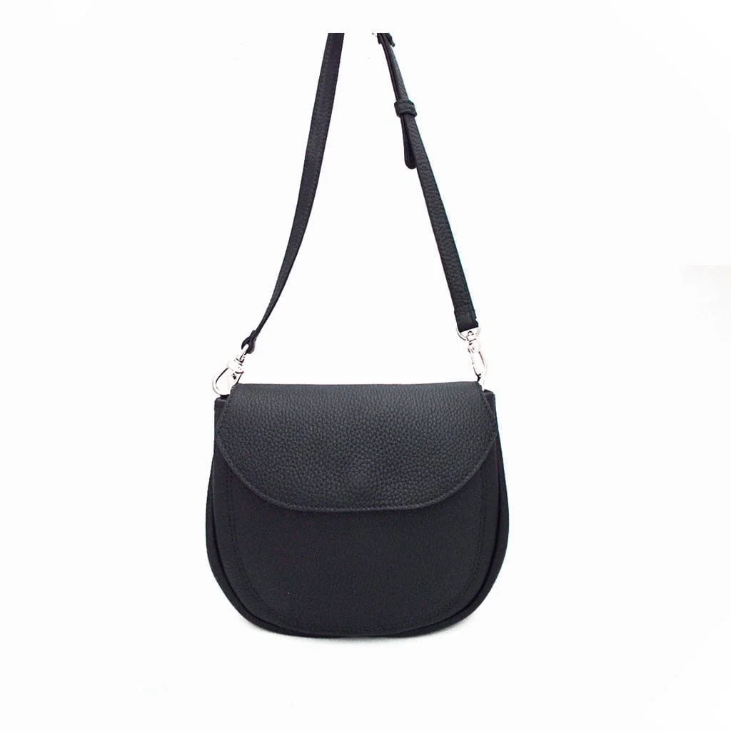 Sac bandoulière noir en cuir texturé et bandoulière réglable.