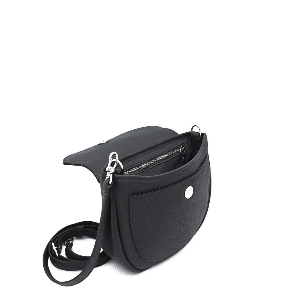 Un sac à bandoulière en cuir noir avec un rabat, une poche avant et une bandoulière réglable est présenté sur un fond blanc.