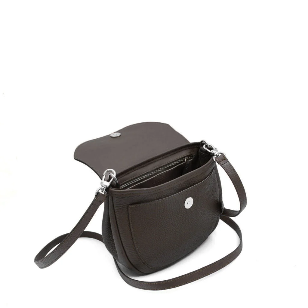 Sac bandoulière en cuir noir avec un rabat ouvert affichant des compartiments zippés.