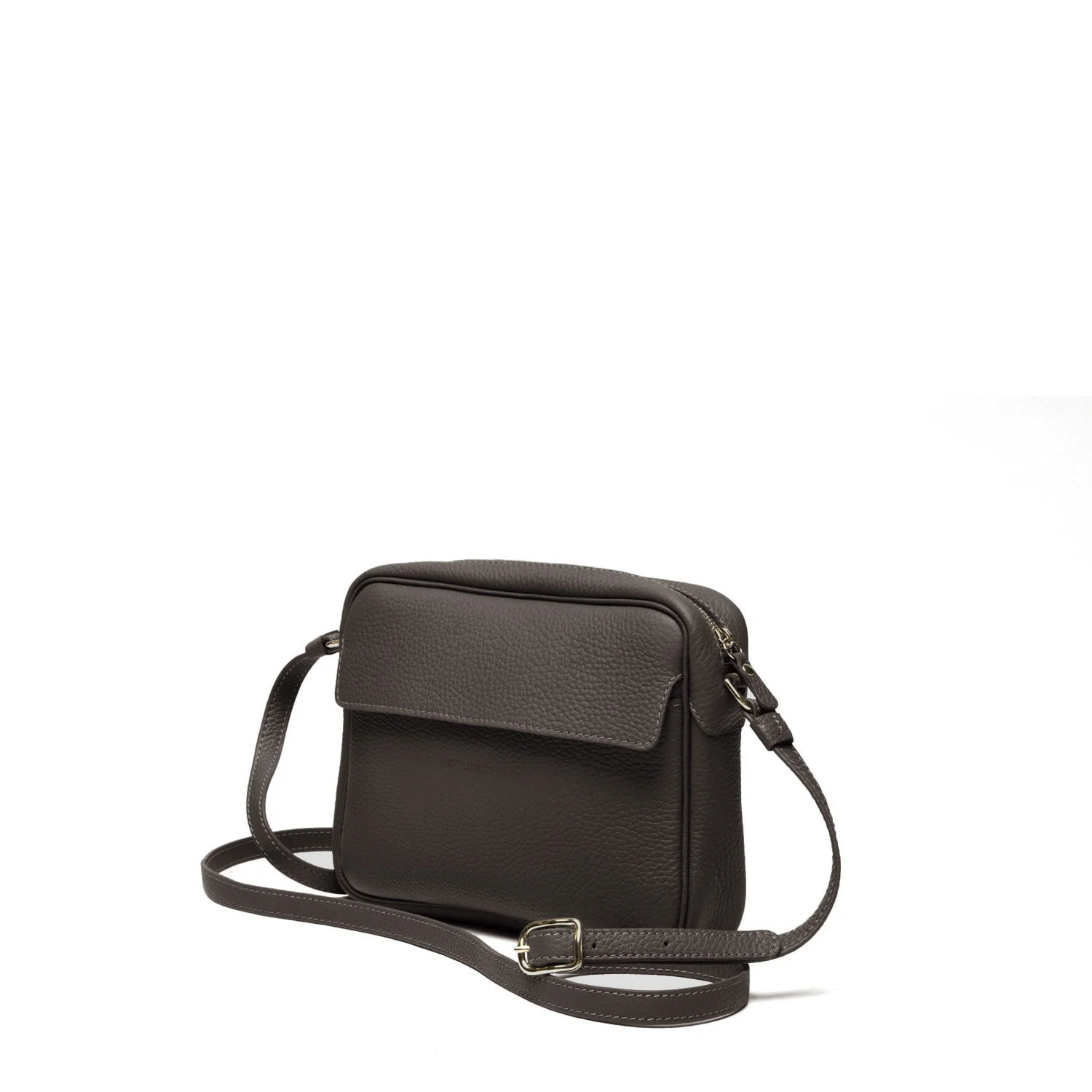 Un petit sac à bandoulière en cuir noir avec une fermeture à rabat et une bandoulière réglable, positionné sur un fond blanc uni.