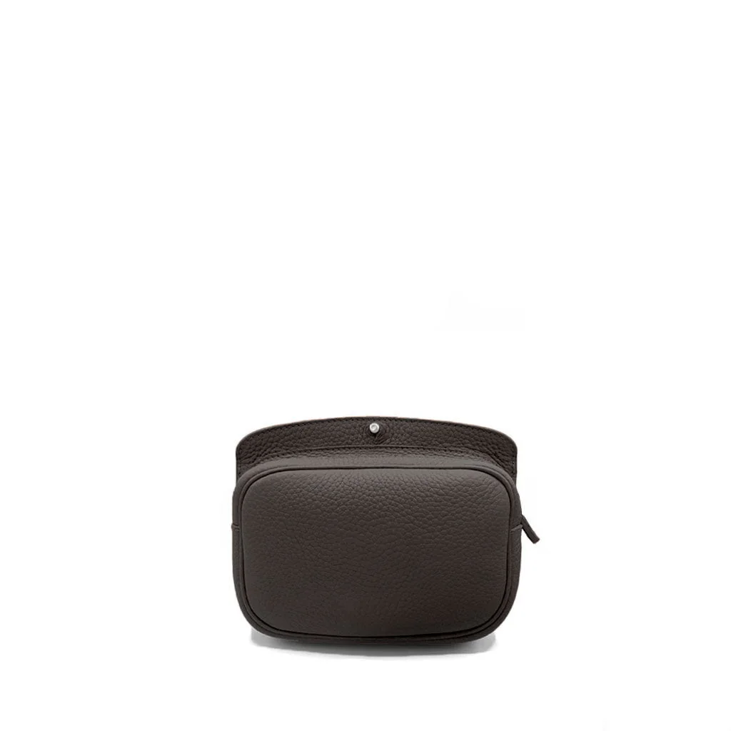 Pochette en cuir vert foncé avec fermeture à glissière et bouton, présentée sur un fond blanc uni.