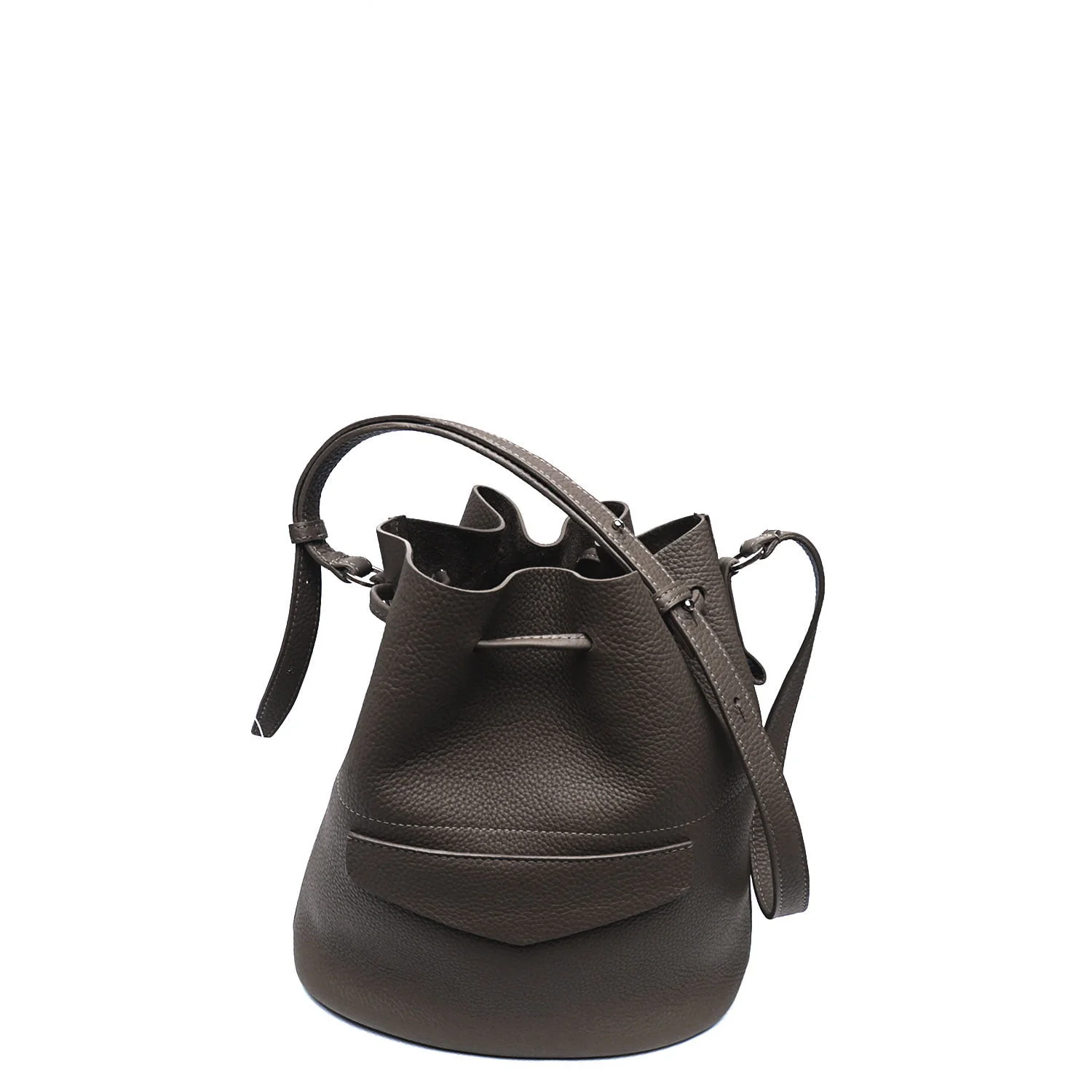 Un sac seau en cuir marron foncé avec fermeture à cordon et bandoulière réglable.