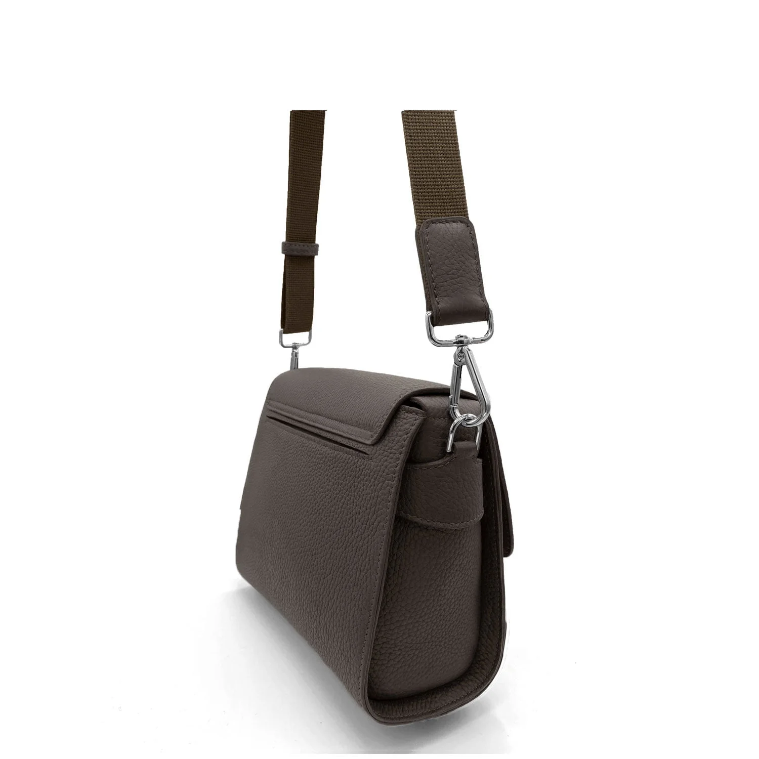Un sac à bandoulière texturé gris avec une large bandoulière réglable, des fermoirs en métal argenté et une fermeture à rabat.