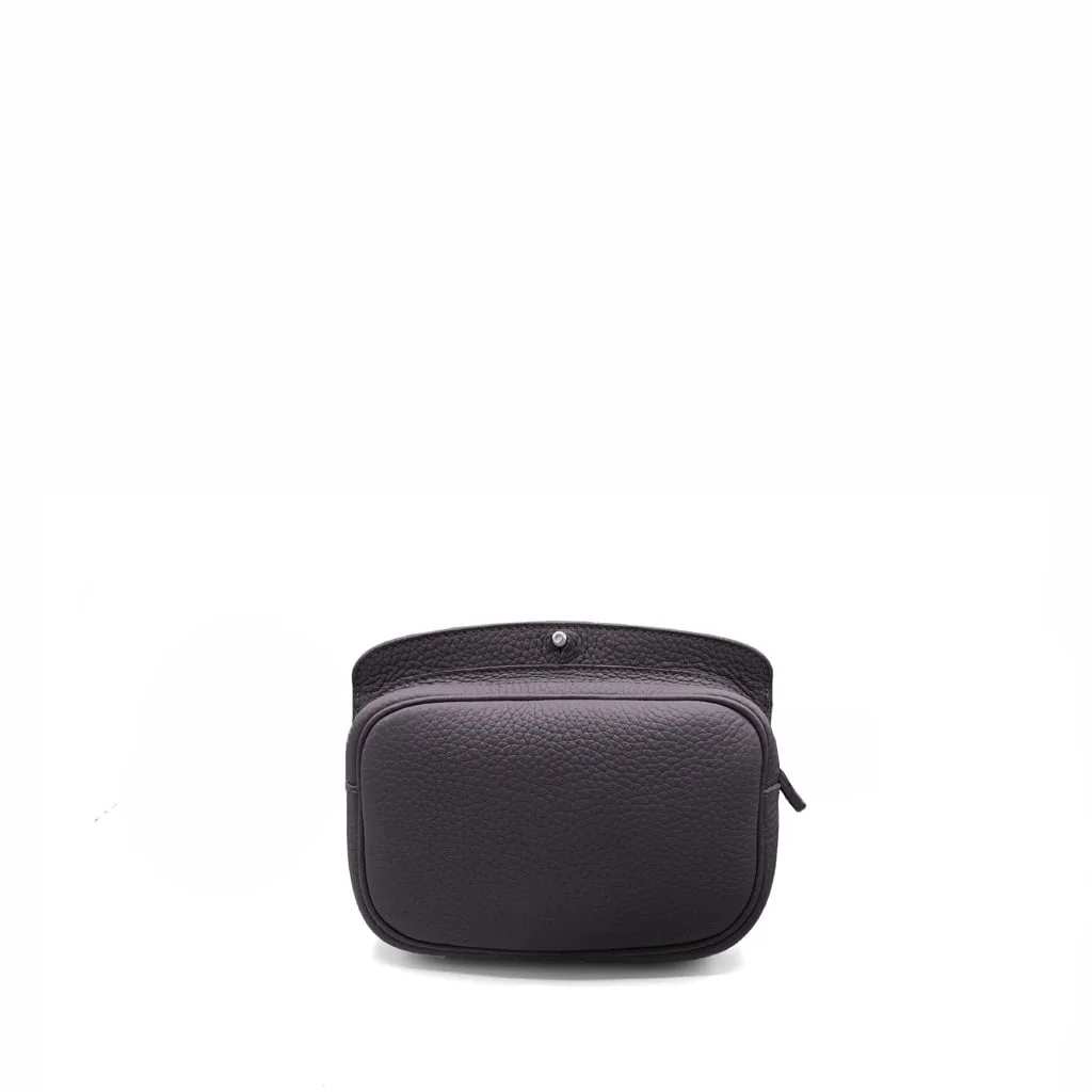 Une petite pochette ouverte en cuir noir avec une fermeture à bouton, présentée sur un fond blanc uni.