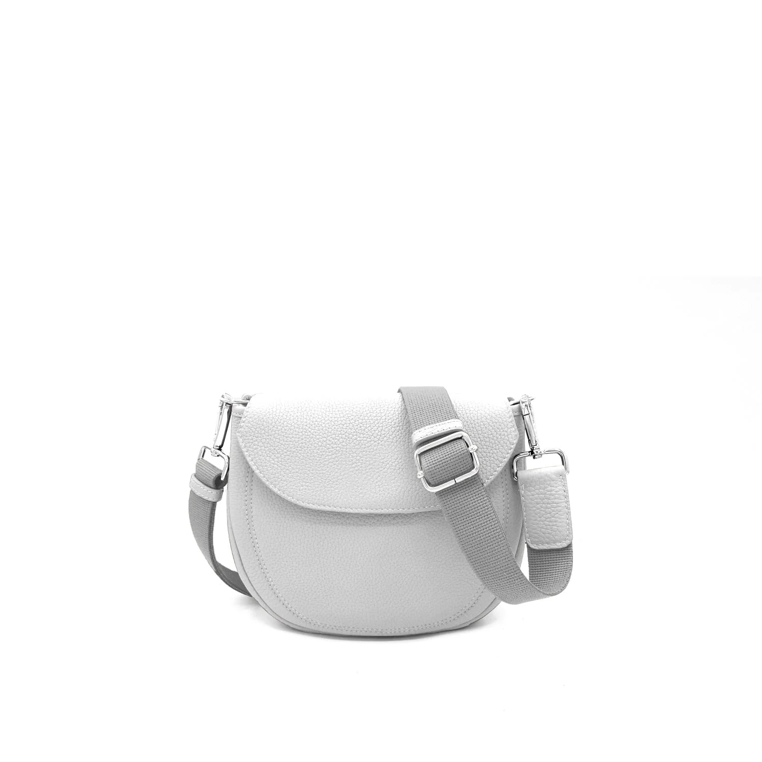 Le petit sac bandoulière en cuir gris MIA Sangle est doté d'une fermeture à rabat et d'une bandoulière réglable, élégamment conçu sur un fond blanc uni.