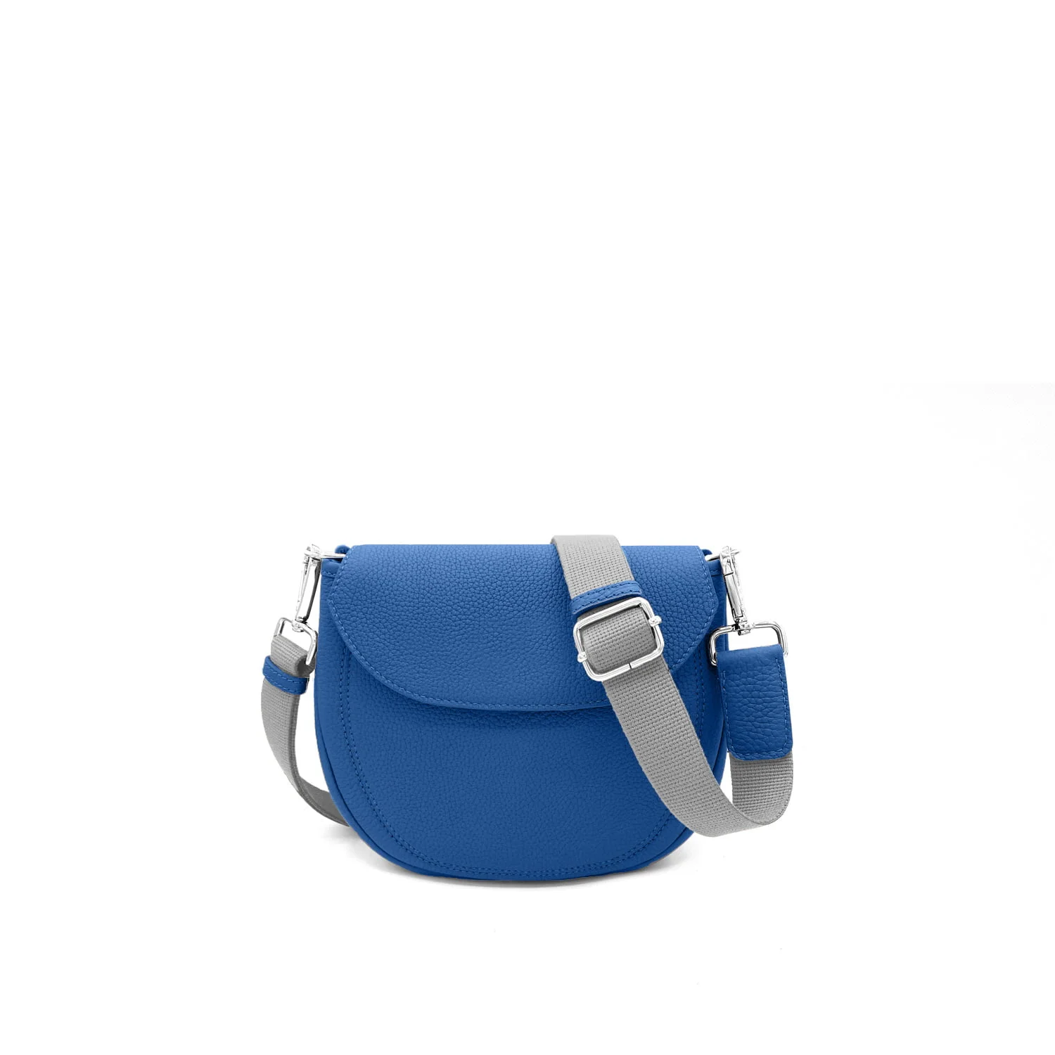 Le sac bandoulière MIA Sangle dans une superbe teinte bleue est doté d'une bandoulière réglable gris perle, élégamment présentée sur un fond blanc.