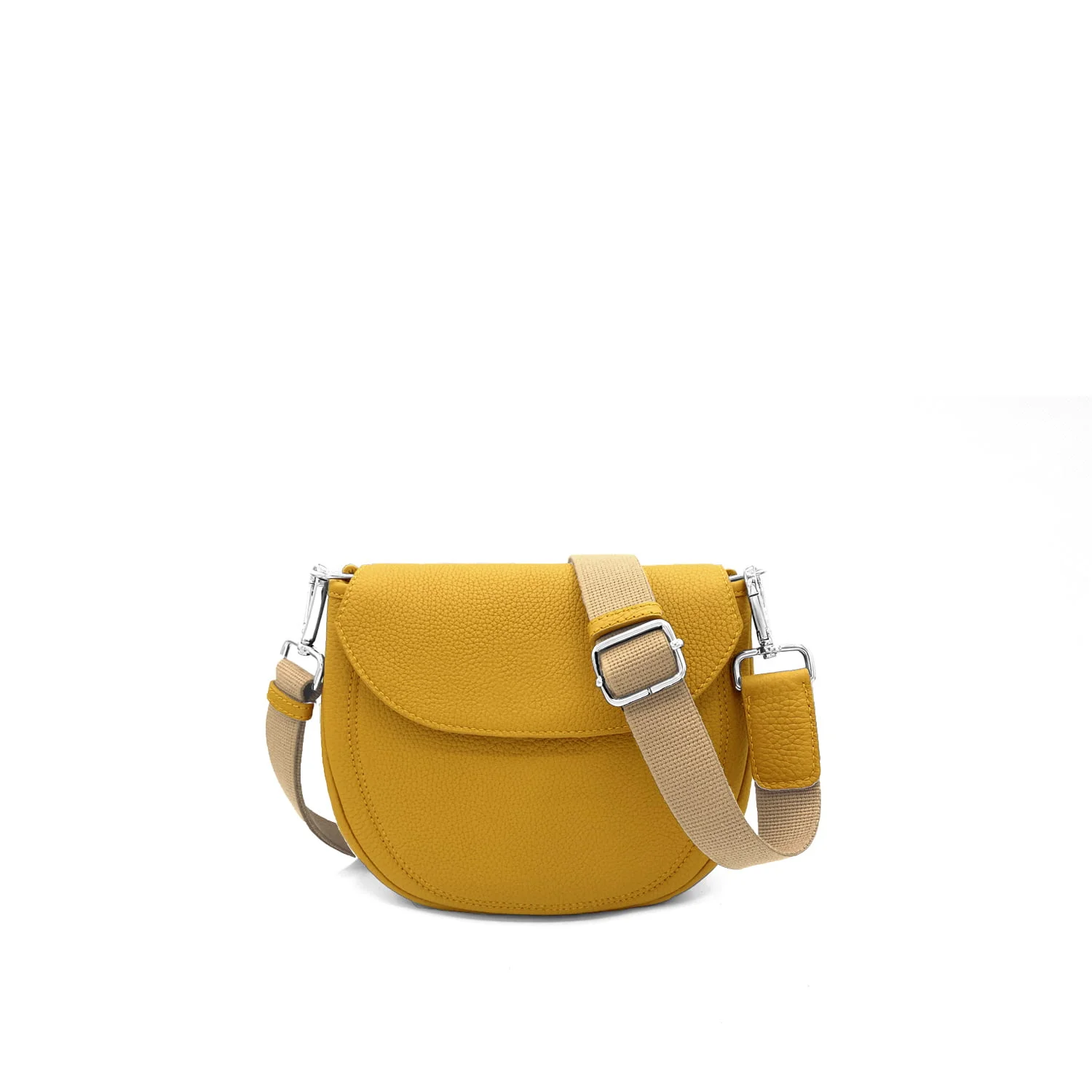 Le sac bandoulière jaune moutarde MIA Sangle est doté d'une bandoulière réglable beige et d'accessoires argentés, le tout sur un fond blanc uni, ajoutant une touche de simplicité sophistiquée.