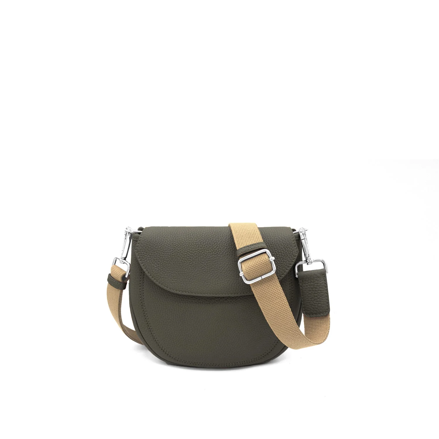Le sac bandoulière vert MIA Sangle, doté d'une bandoulière réglable beige, repose élégamment sur un fond blanc.