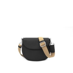 Un élégant sac à bandoulière noir avec une bandoulière réglable beige et des accessoires argentés, mis en valeur sur un fond blanc, le MIA Sangle respire l'élégance intemporelle.