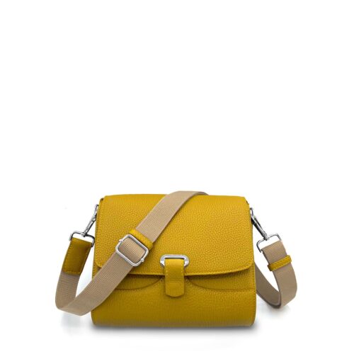 Un sac à main jaune compact avec une bandoulière réglable beige et un fermoir argenté sur le devant, connu pour sa teinte « jaune » vibrante.