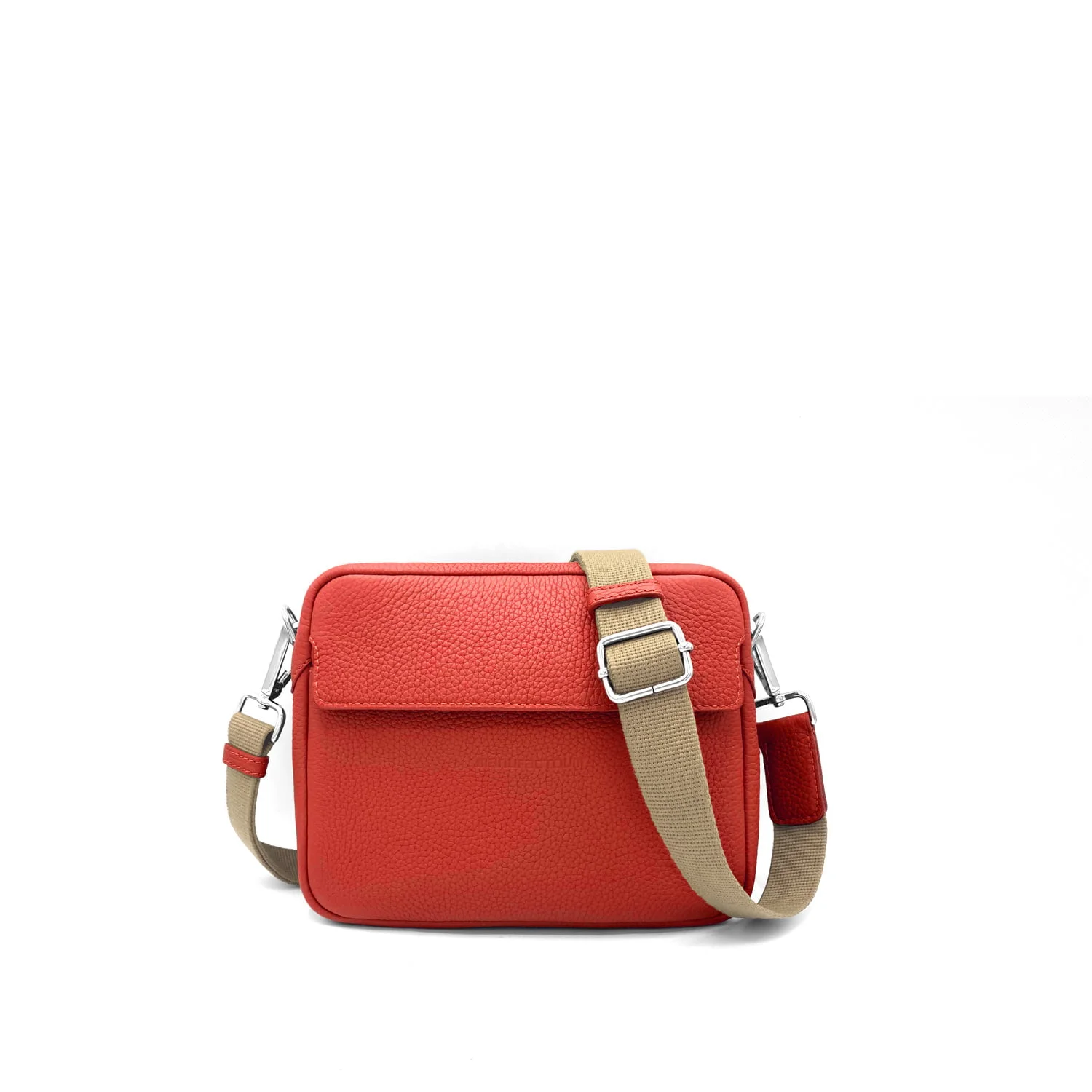 Sac bandoulière en cuir rouge avec bandoulière réglable beige et boucle argentée.