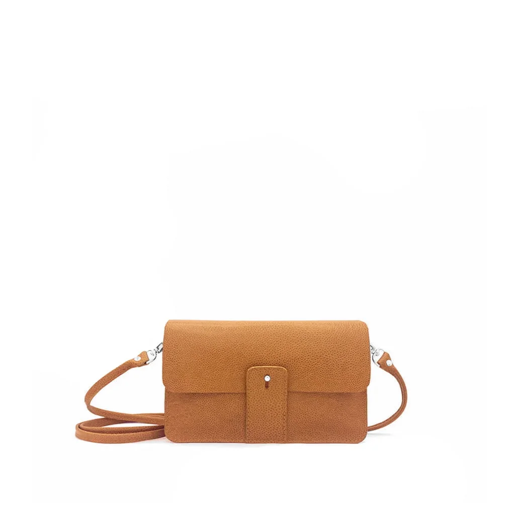 Un sac à bandoulière en cuir beige avec un rabat et une petite fermeture à bouton, présenté sur un fond blanc uni.