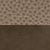 Un motif texturé avec un motif en nid d'abeille sur la moitié supérieure et une surface brun foncé lisse et solide sur la moitié inférieure.