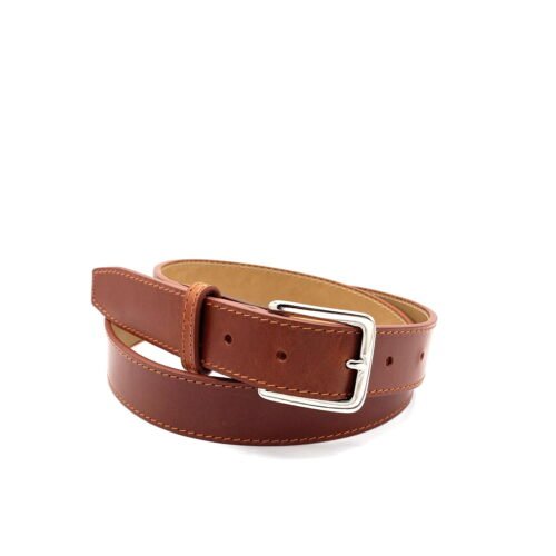 Une ceinture en cuir marron avec une boucle argentée est soigneusement enroulée sur un fond blanc.