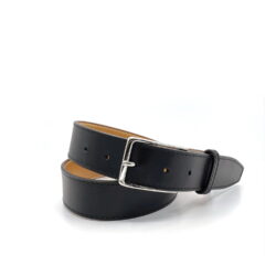 Une ceinture en cuir noir avec une boucle argentée, bouclée et posée à plat avec des trous visibles pour le réglage.