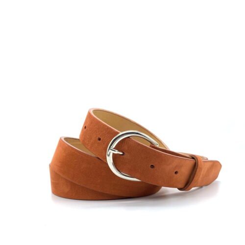 Ceinture en cuir marron avec une boucle argentée, enroulée sur fond blanc.