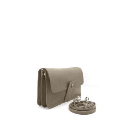 Sac à main en cuir beige avec rabat en forme d'enveloppe et bouton argenté. La bandoulière amovible est enroulée et placée à côté du sac.