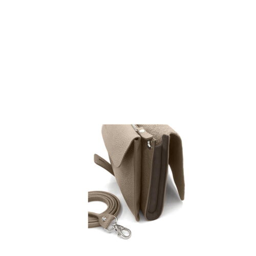 Un sac à bandoulière en cuir beige avec une bandoulière amovible et des accessoires argentés, vu de côté.