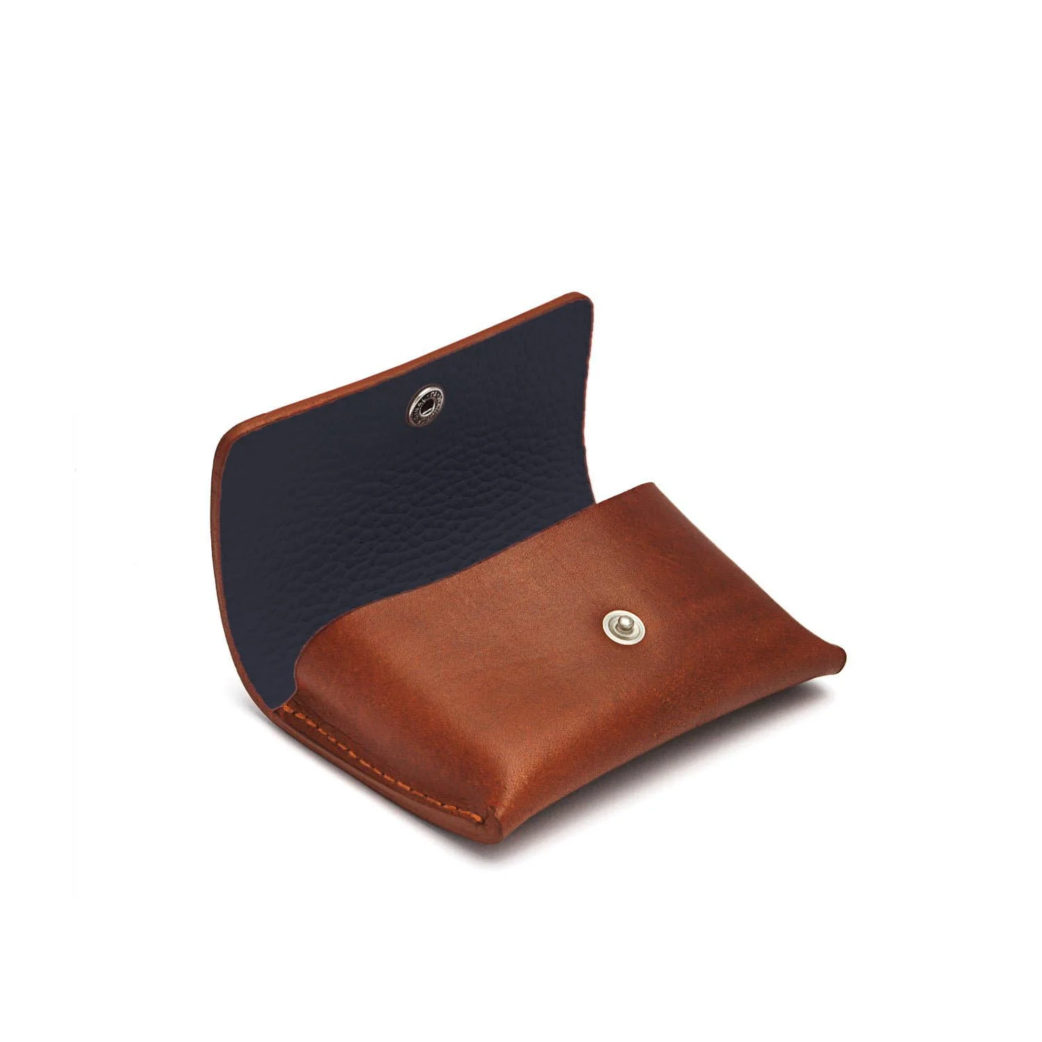 Pochette à monnaie ouverte en cuir marron avec un intérieur noir et un bouton-pression métallique.