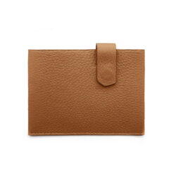 Un portefeuille en cuir marron texturé avec une fermeture à rabat sur le dessus.