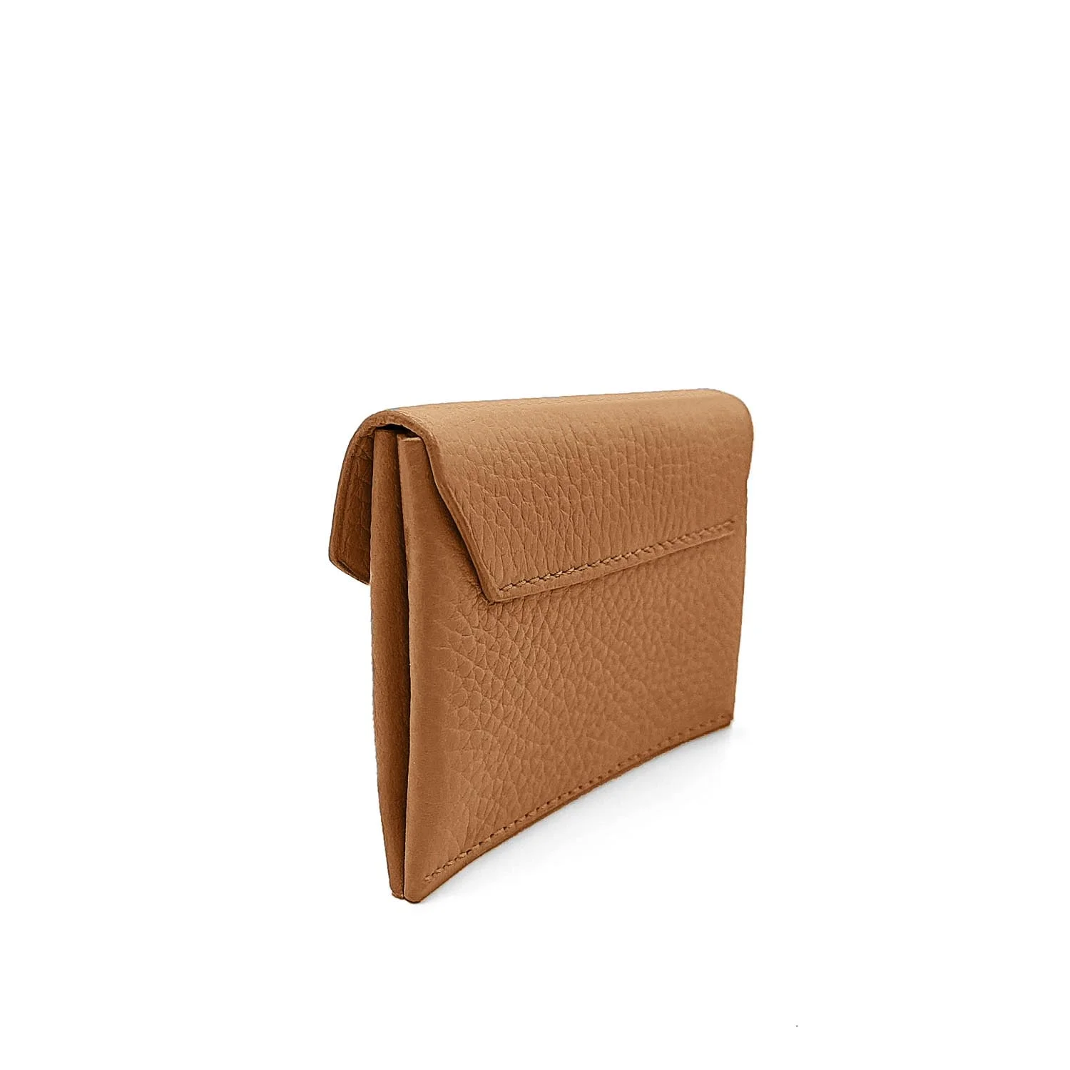 Un portefeuille de style enveloppe en cuir marron texturé avec une fermeture à rabat se tient debout sur un fond blanc.